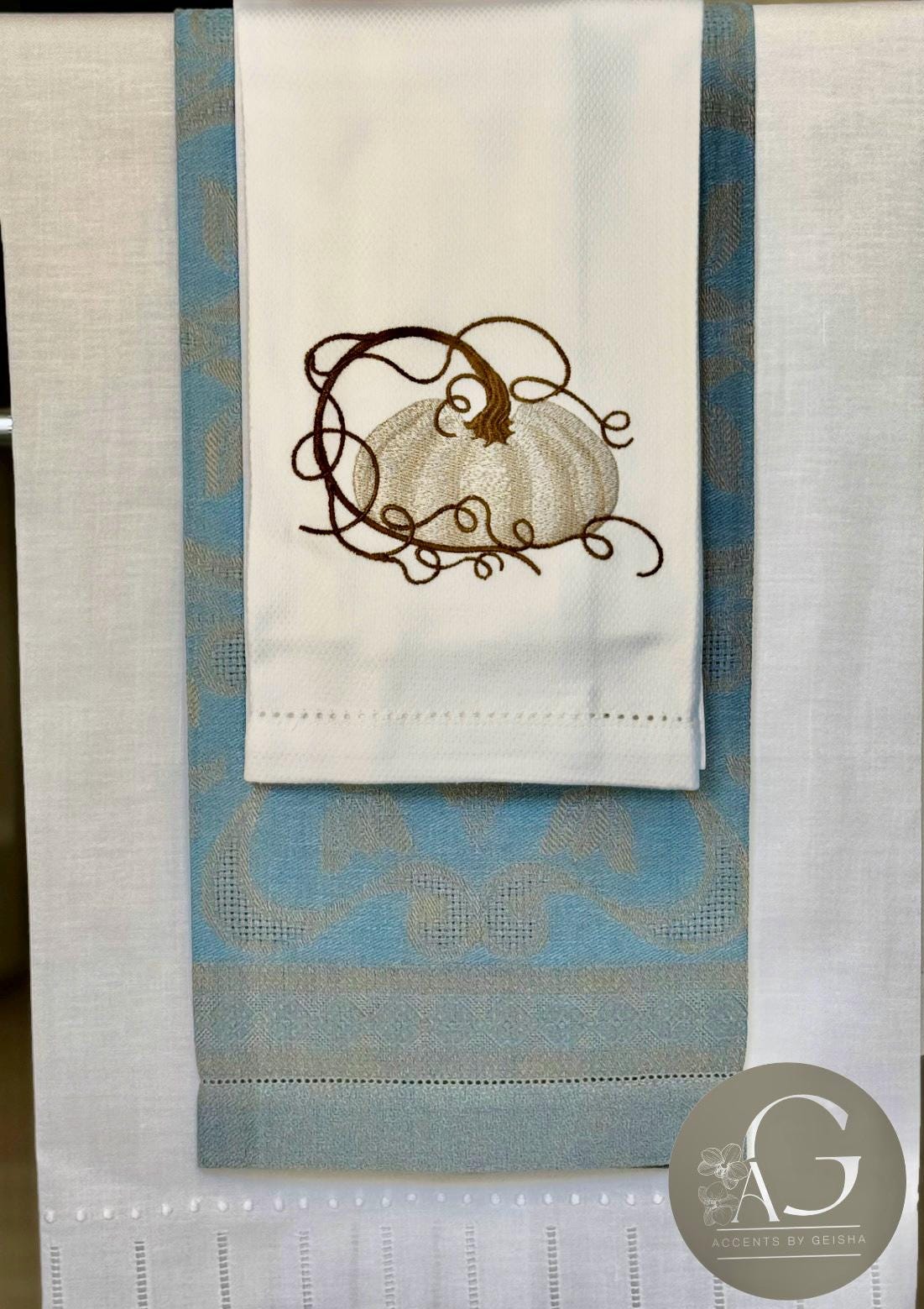 Fall Embroidered Tea Towel/Personalized Tea Towel/ Serving Towel/Pumpkin Towel/Serviettes de toilette/Lin brodée/Monogram/Monogramme,Bain