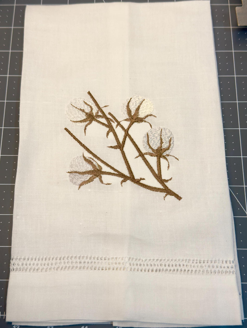 Embroidered Cotton Branch stem Linen hand Towel Fingertip towel Guest tea towel Serviettes de toilette brodée Bain lin