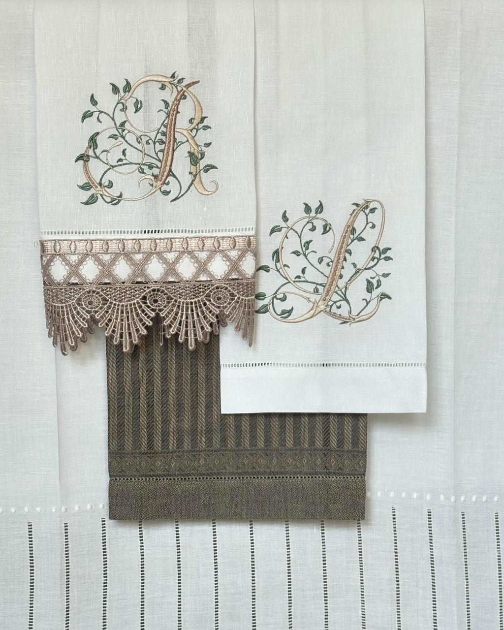 Embroidered linen Towel Personalized tea Towel Monogramed Personalized Tea Towel Serviettes de Toilette brodée personnalisées monogramme