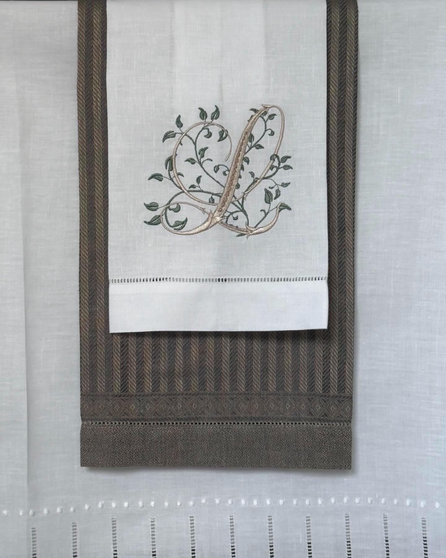 Embroidered linen Towel Personalized tea Towel Monogramed Personalized Tea Towel Serviettes de Toilette brodée personnalisées monogramme