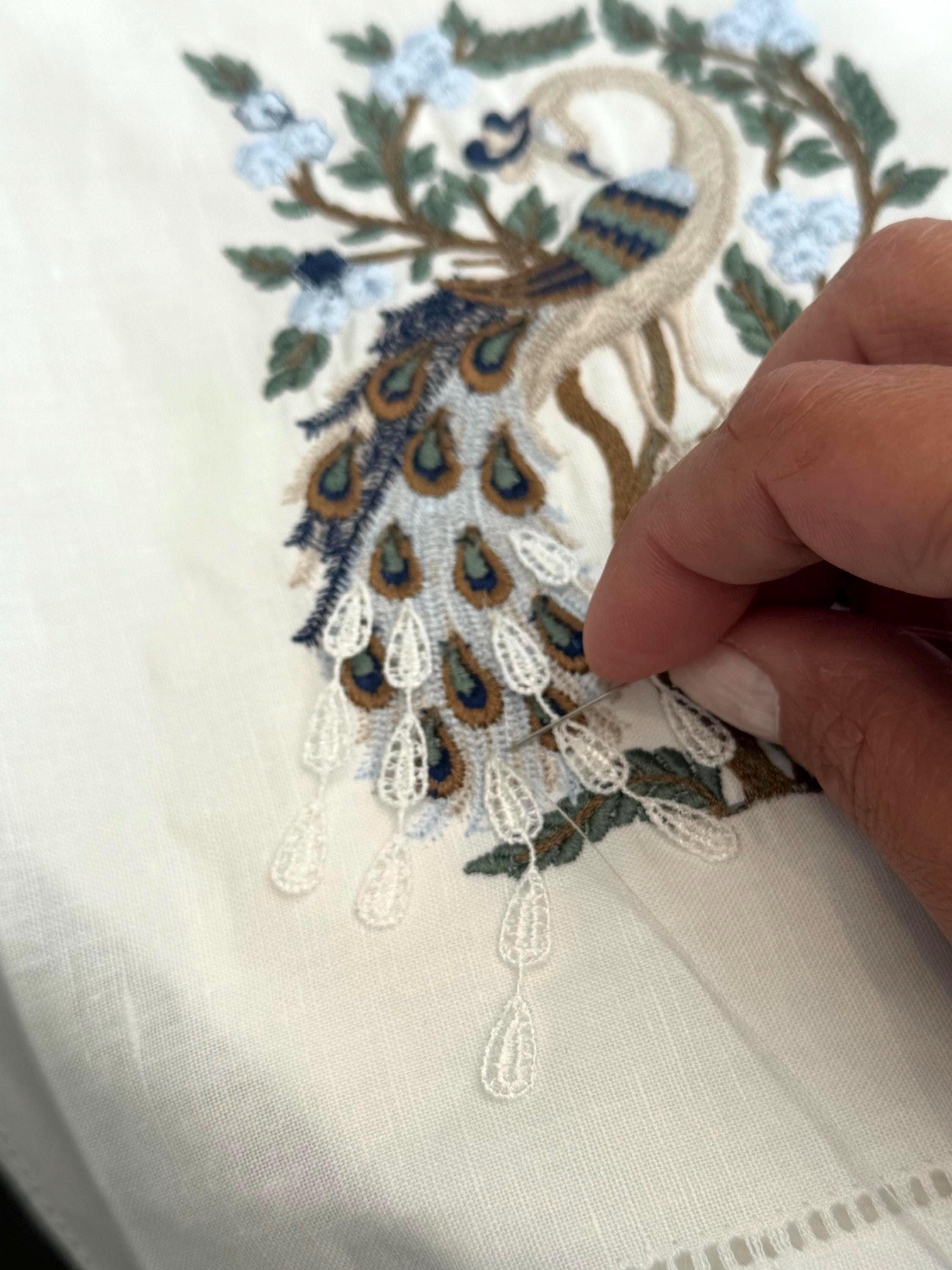 Peacock embroidered hand Towel Linen tea towel Guest Fingertip towel Serviettes de toilette brodée Bain lins