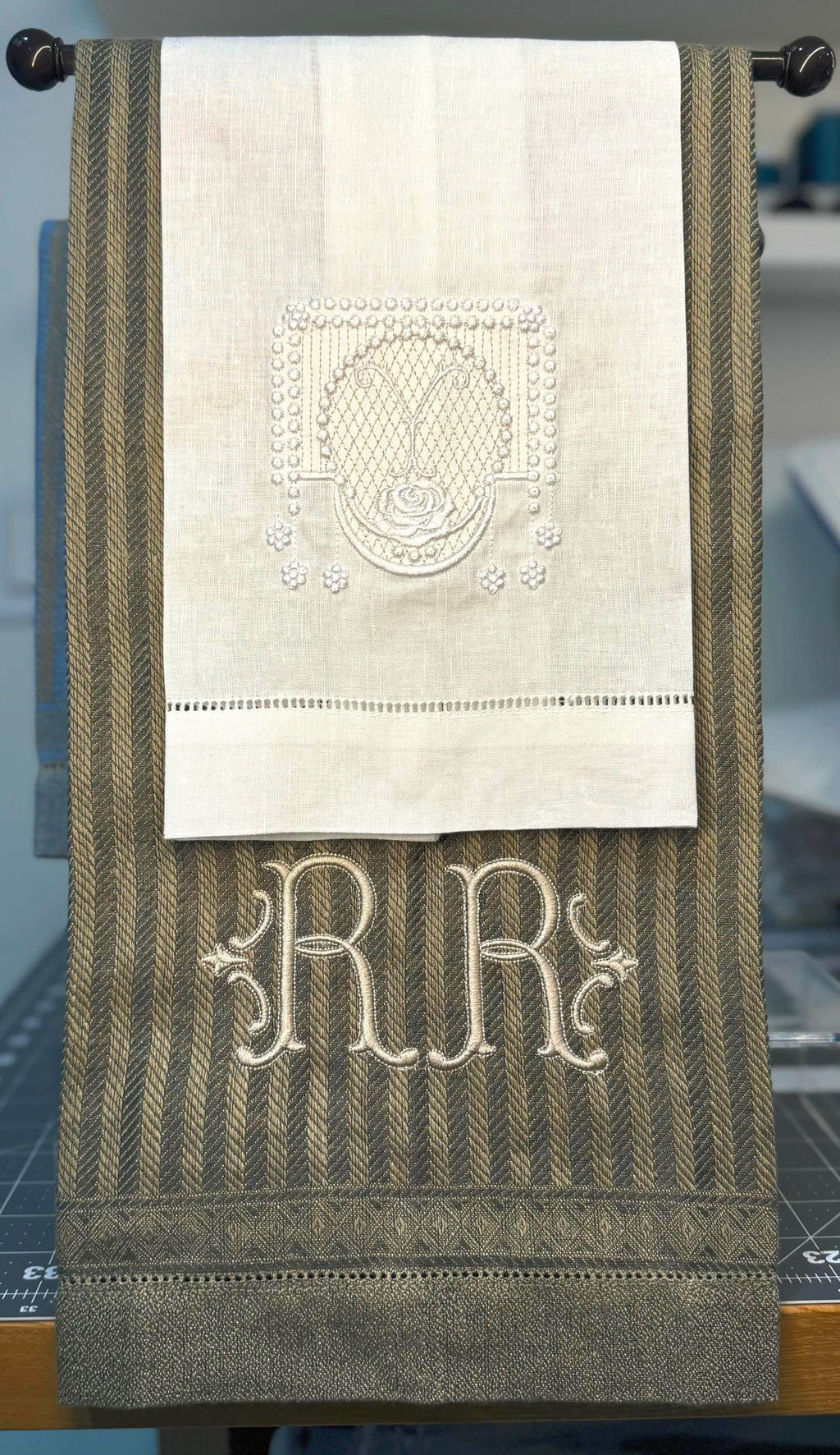 Embroidered Personalized Towel Monogramed fingertip linenTowel roses embroidery Serviettes de Toilette brodée personnalisées monogramme