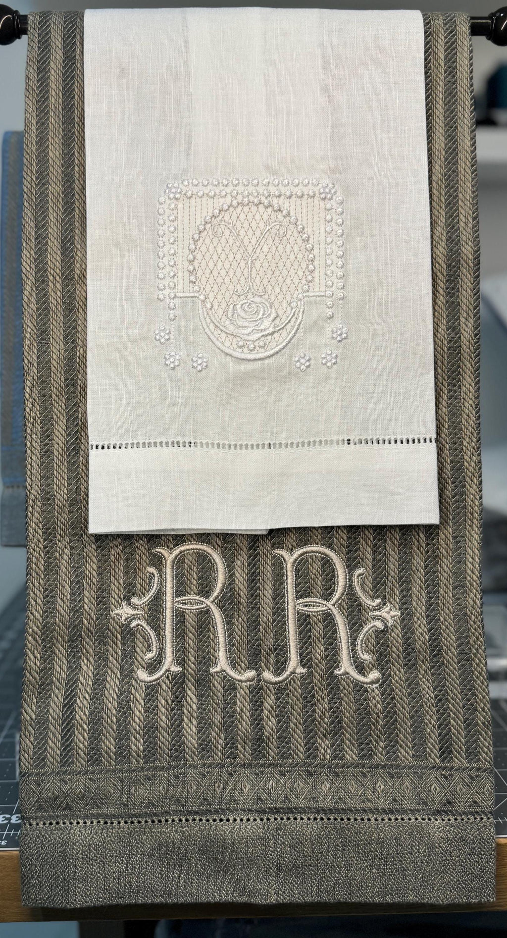 Embroidered Personalized Towel Monogramed fingertip linenTowel roses embroidery Serviettes de Toilette brodée personnalisées monogramme