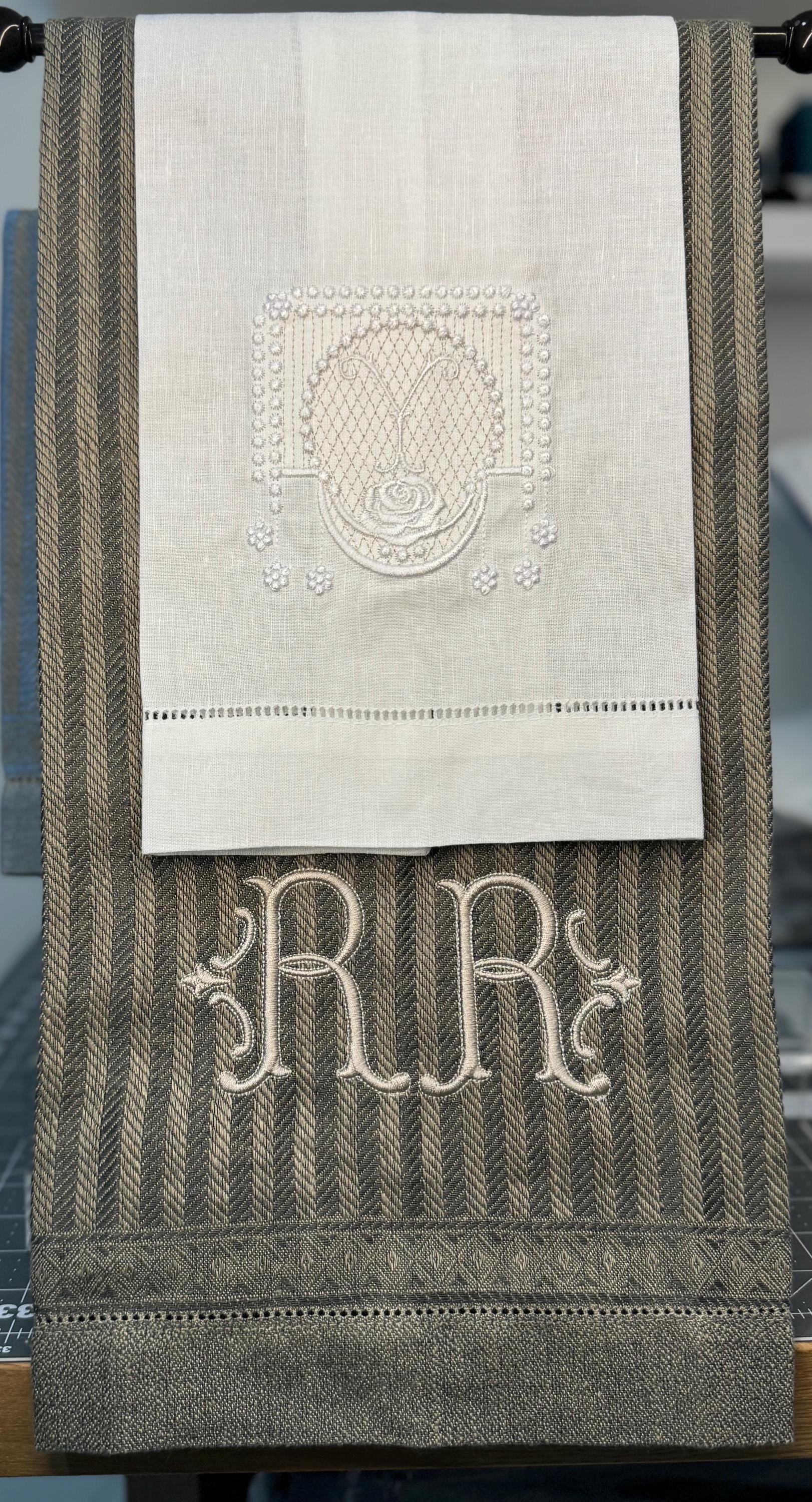 Embroidered Personalized Towel Monogramed fingertip linenTowel roses embroidery Serviettes de Toilette brodée personnalisées monogramme