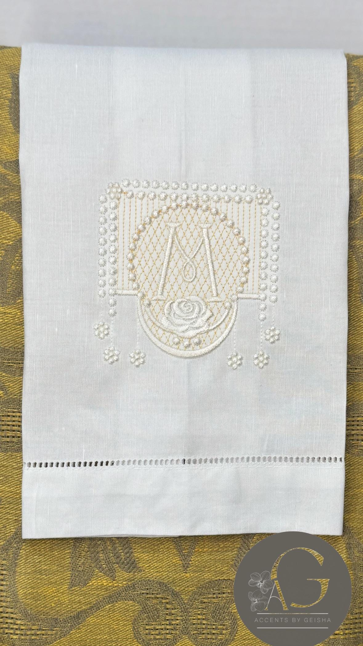 Embroidered Personalized Towel Monogramed fingertip linenTowel roses embroidery Serviettes de Toilette brodée personnalisées monogramme