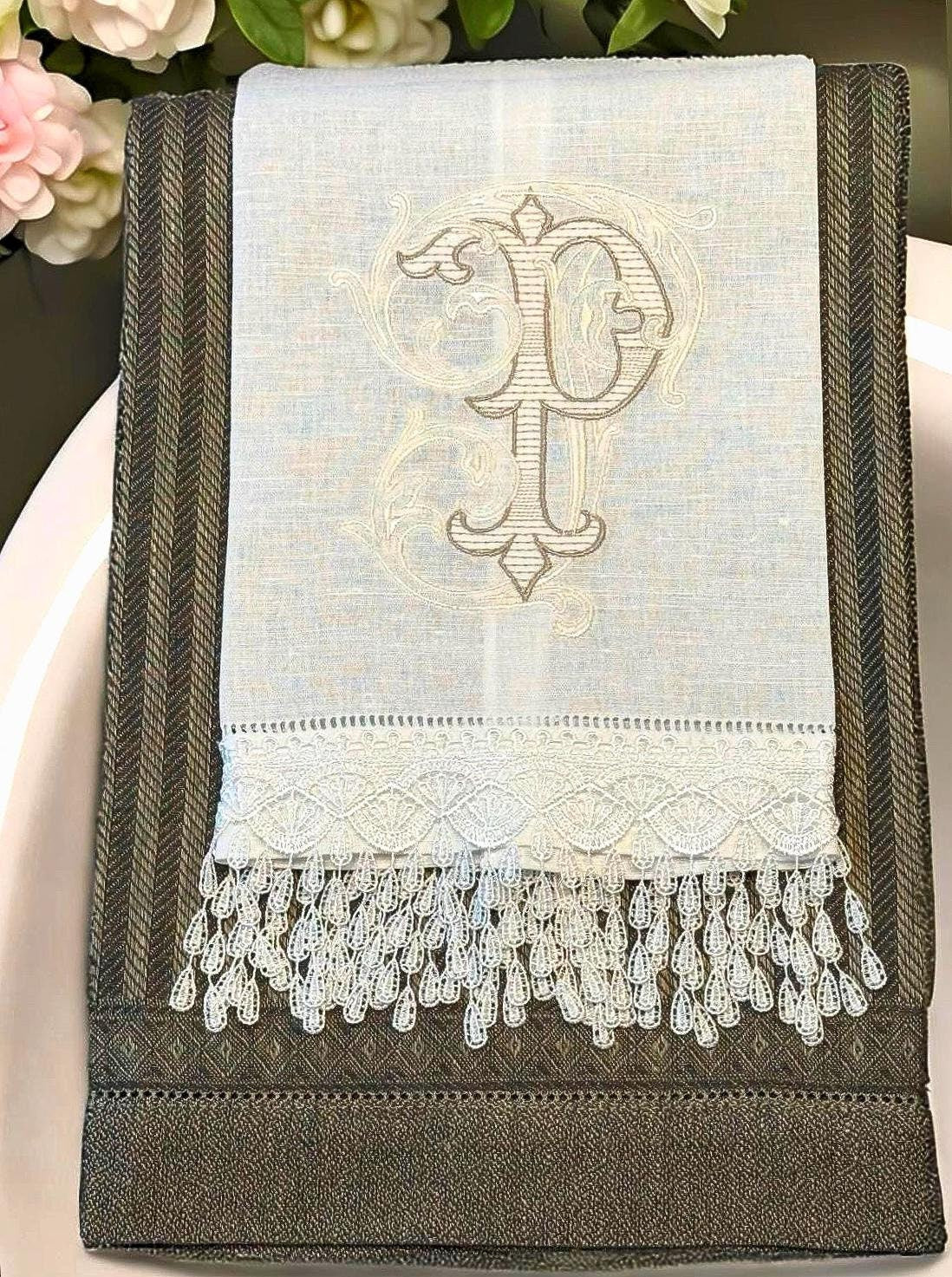 Embroidered monogram Towel personalized fingertip Towel Serviettes de Toilette brodée personnalisées monogramme