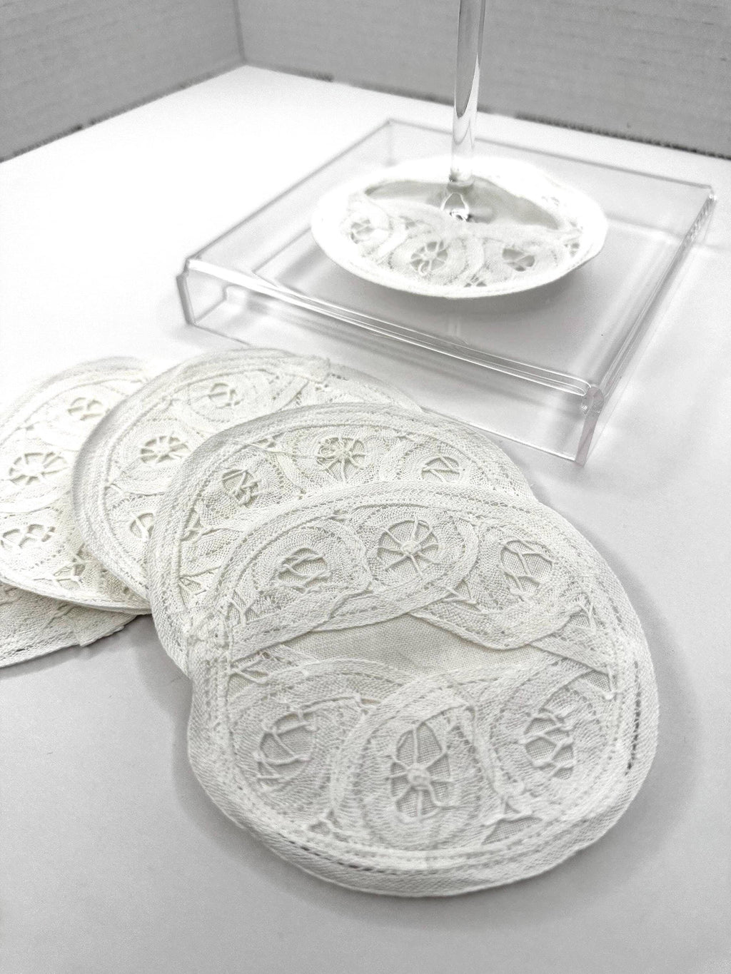 Battenberg Belgian Lace Cocktail Coasters Elegant Wine Glass slip on stem slippers spats Cocktail brodées Serviette en lin Aperitivo