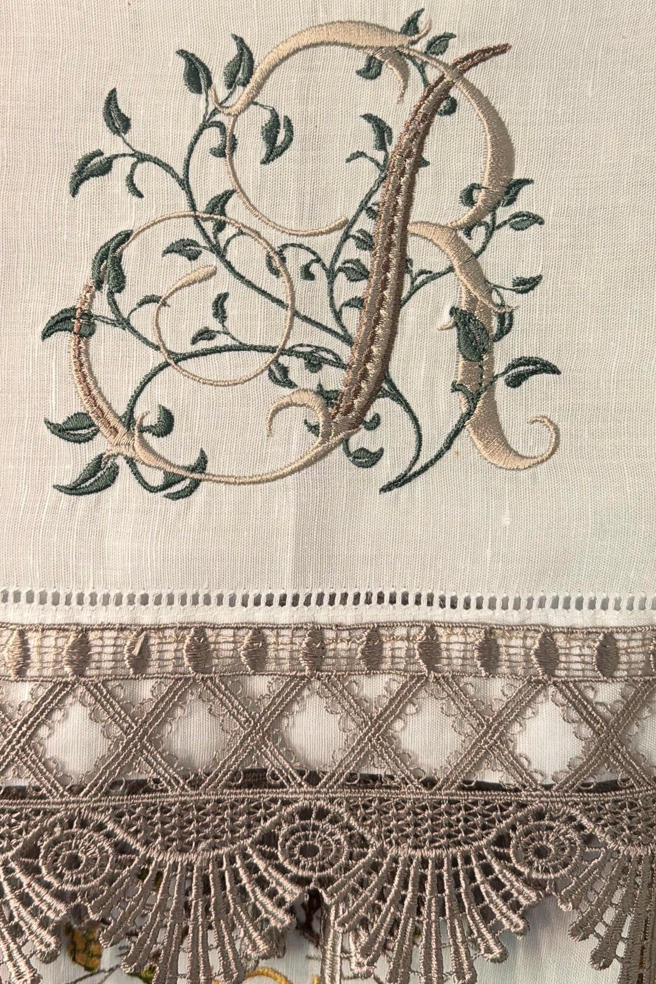 Embroidered linen Towel Personalized tea Towel Monogramed Personalized Tea Towel Serviettes de Toilette brodée personnalisées monogramme