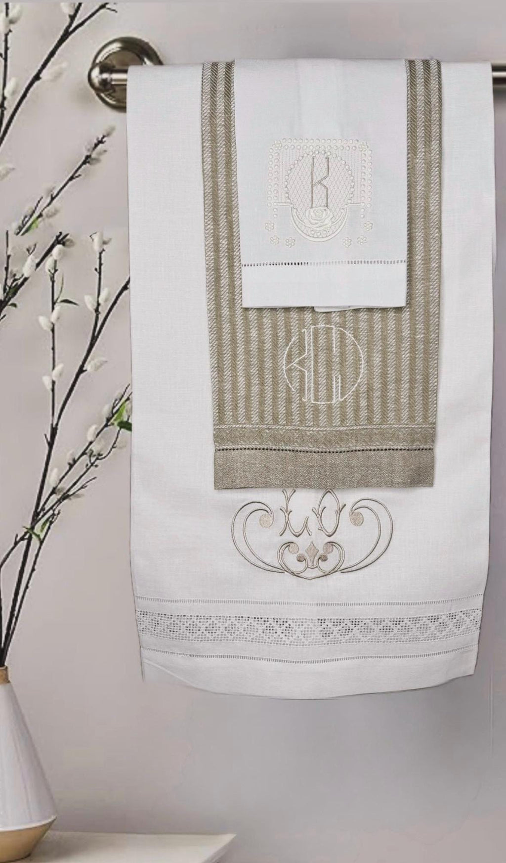 Embroidered Personalized Towel Monogramed fingertip linenTowel roses embroidery Serviettes de Toilette brodée personnalisées monogramme