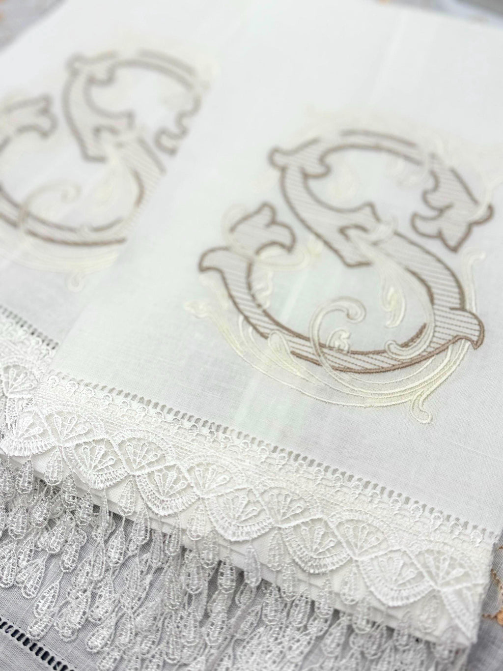 Embroidered monogram Towel personalized fingertip Towel Serviettes de Toilette brodée personnalisées monogramme