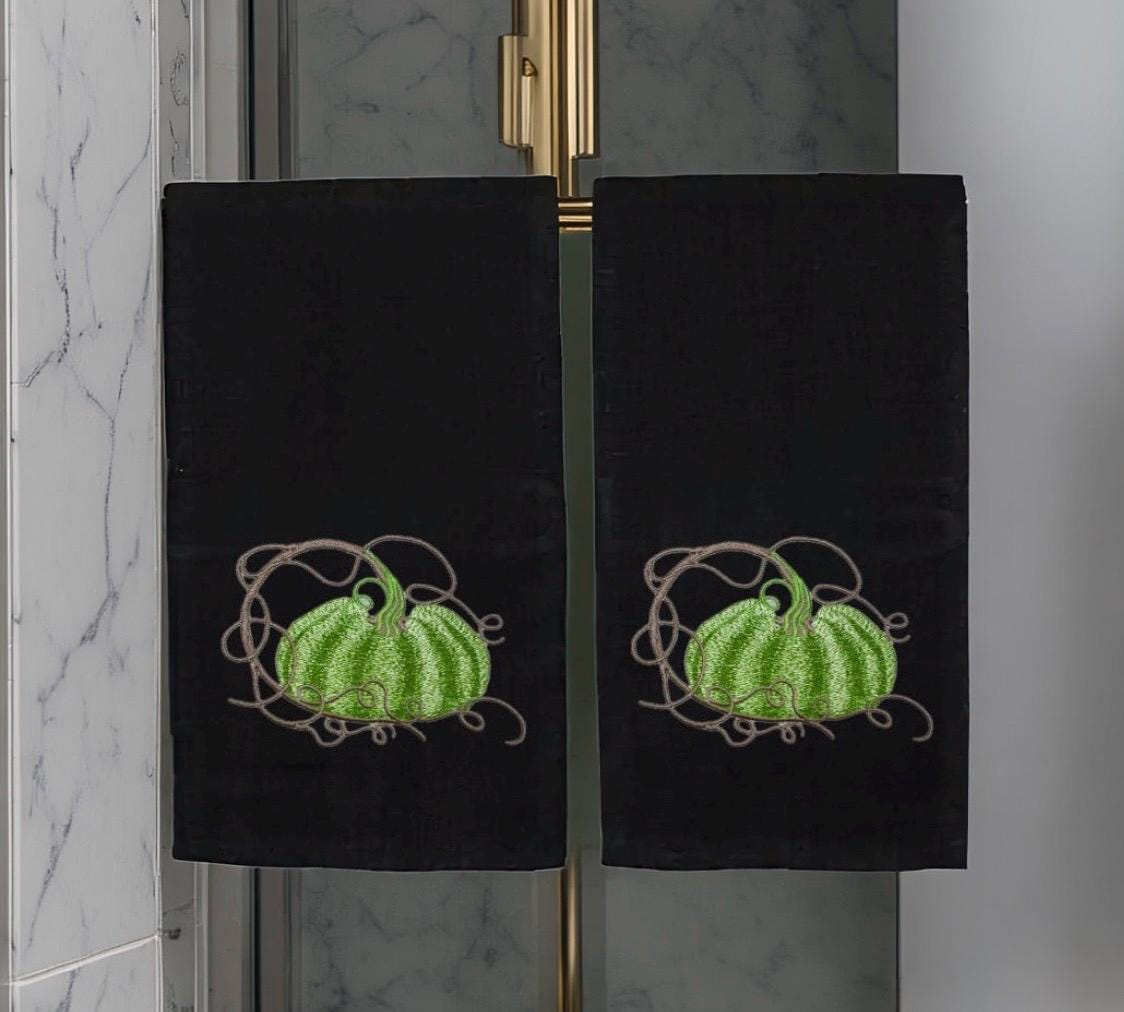 Fall Embroidered Tea Towel/Personalized Tea Towel/ Serving Towel/Pumpkin Towel/Serviettes de toilette/Lin brodée/Monogram/Monogramme,Bain