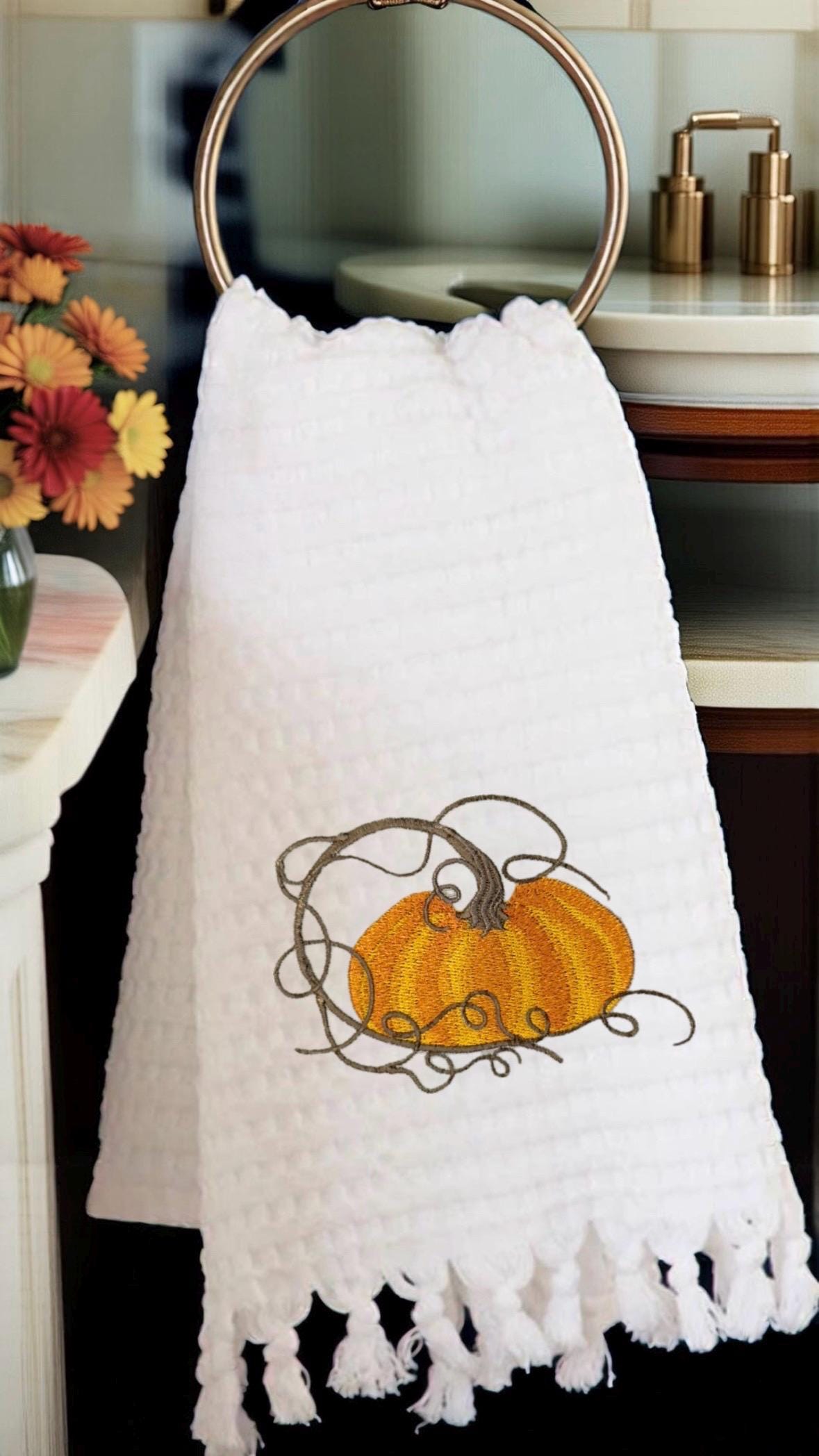Fall Embroidered Tea Towel/Personalized Tea Towel/ Serving Towel/Pumpkin Towel/Serviettes de toilette/Lin brodée/Monogram/Monogramme,Bain