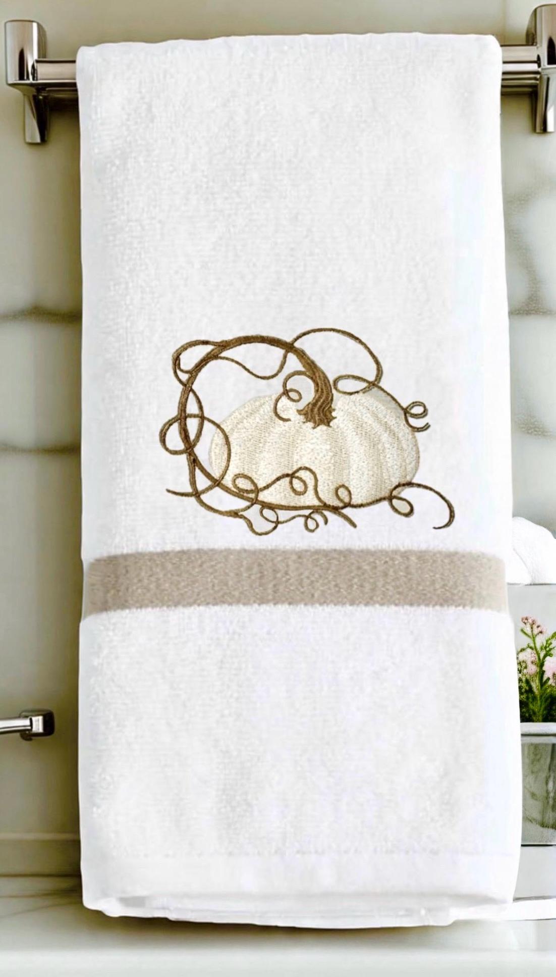 Fall Embroidered Tea Towel/Personalized Tea Towel/ Serving Towel/Pumpkin Towel/Serviettes de toilette/Lin brodée/Monogram/Monogramme,Bain