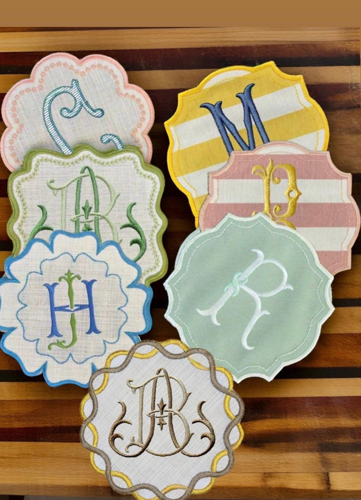 Monogrammed Scalloped Edge Cocktail Napkins Coasters housewarming Embroidered host gift brodées Serviette en lin Aperitivo coasters