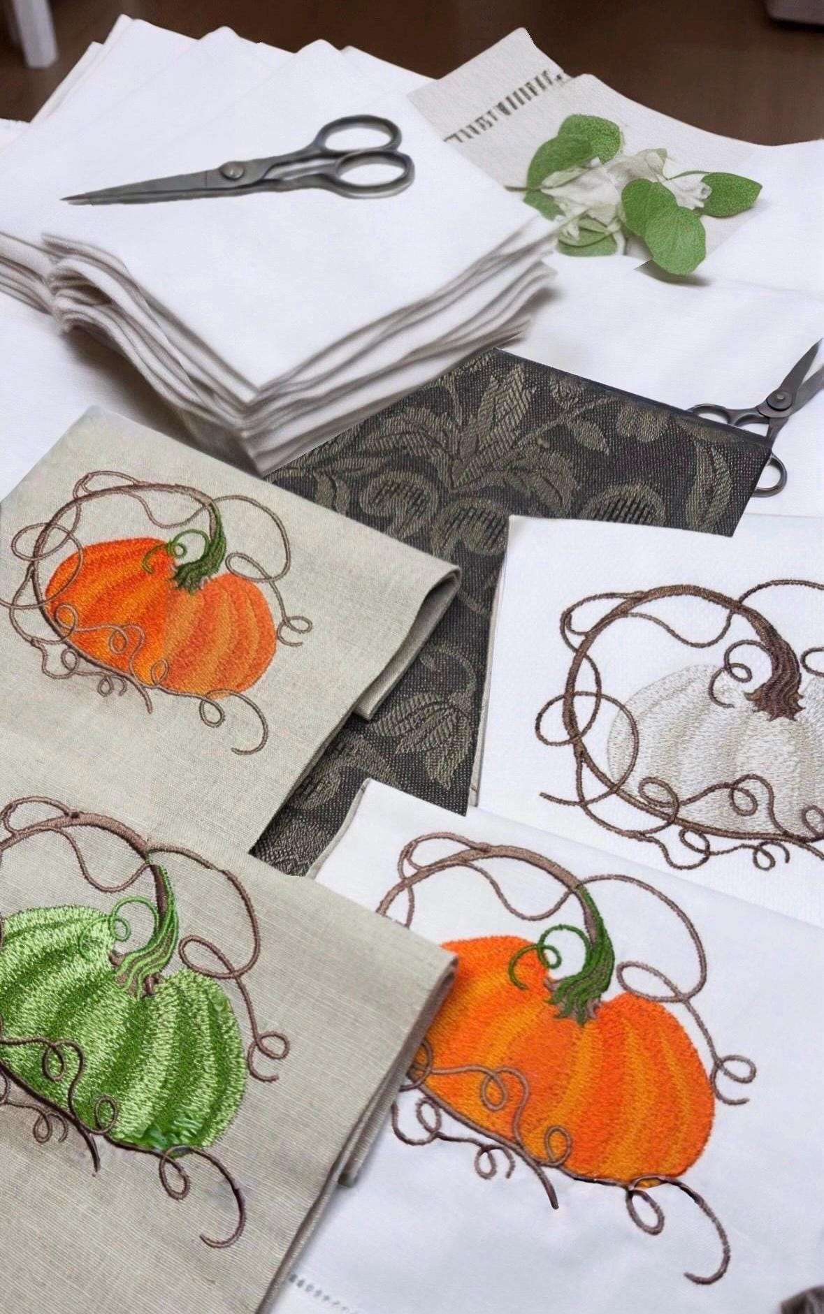 Fall Embroidered Tea Towel/Personalized Tea Towel/ Serving Towel/Pumpkin Towel/Serviettes de toilette/Lin brodée/Monogram/Monogramme,Bain
