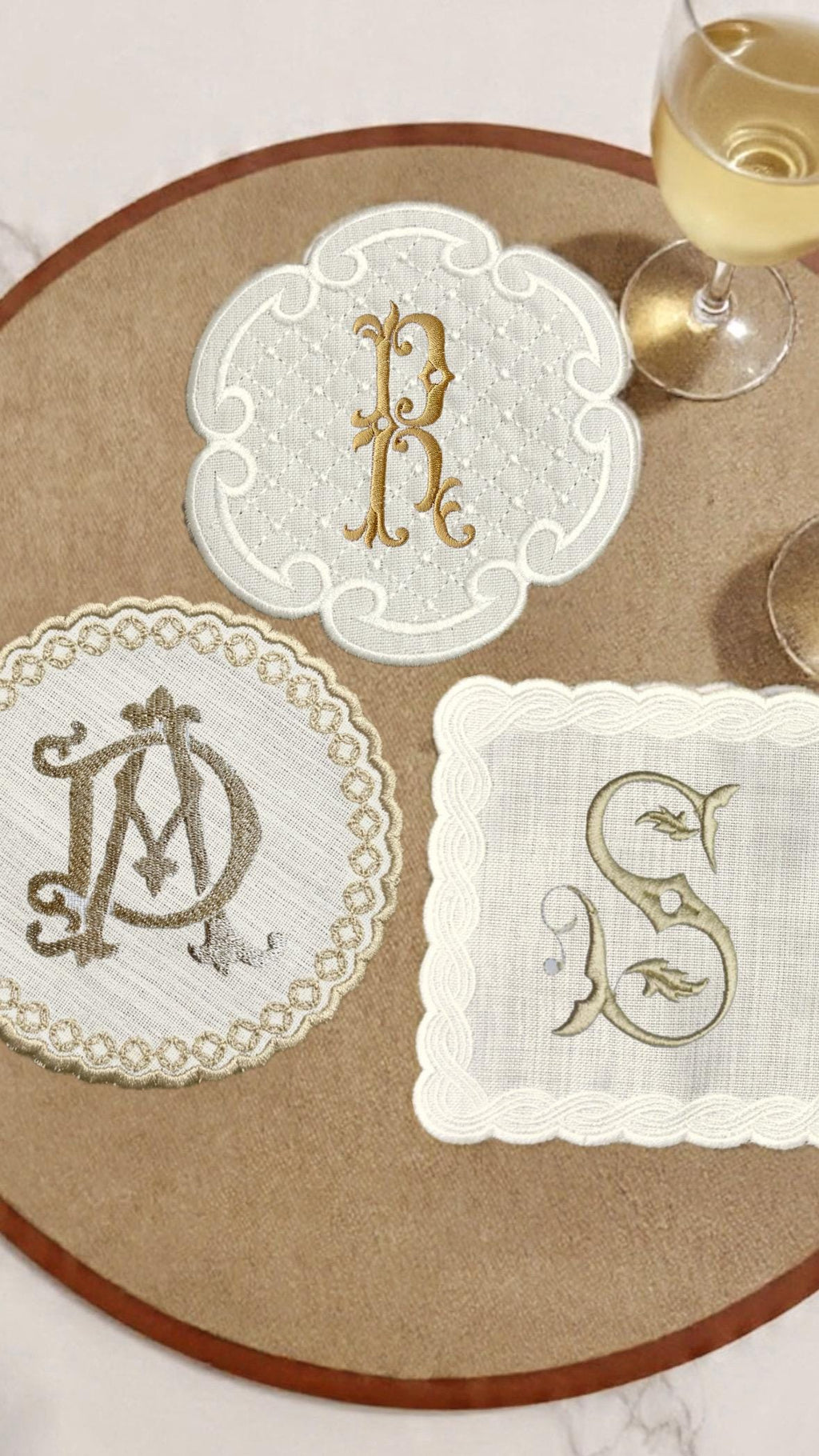 Monogrammed Scalloped Edge Cocktail Napkins Coasters housewarming Embroidered host gift brodées Serviette en lin Aperitivo coasters