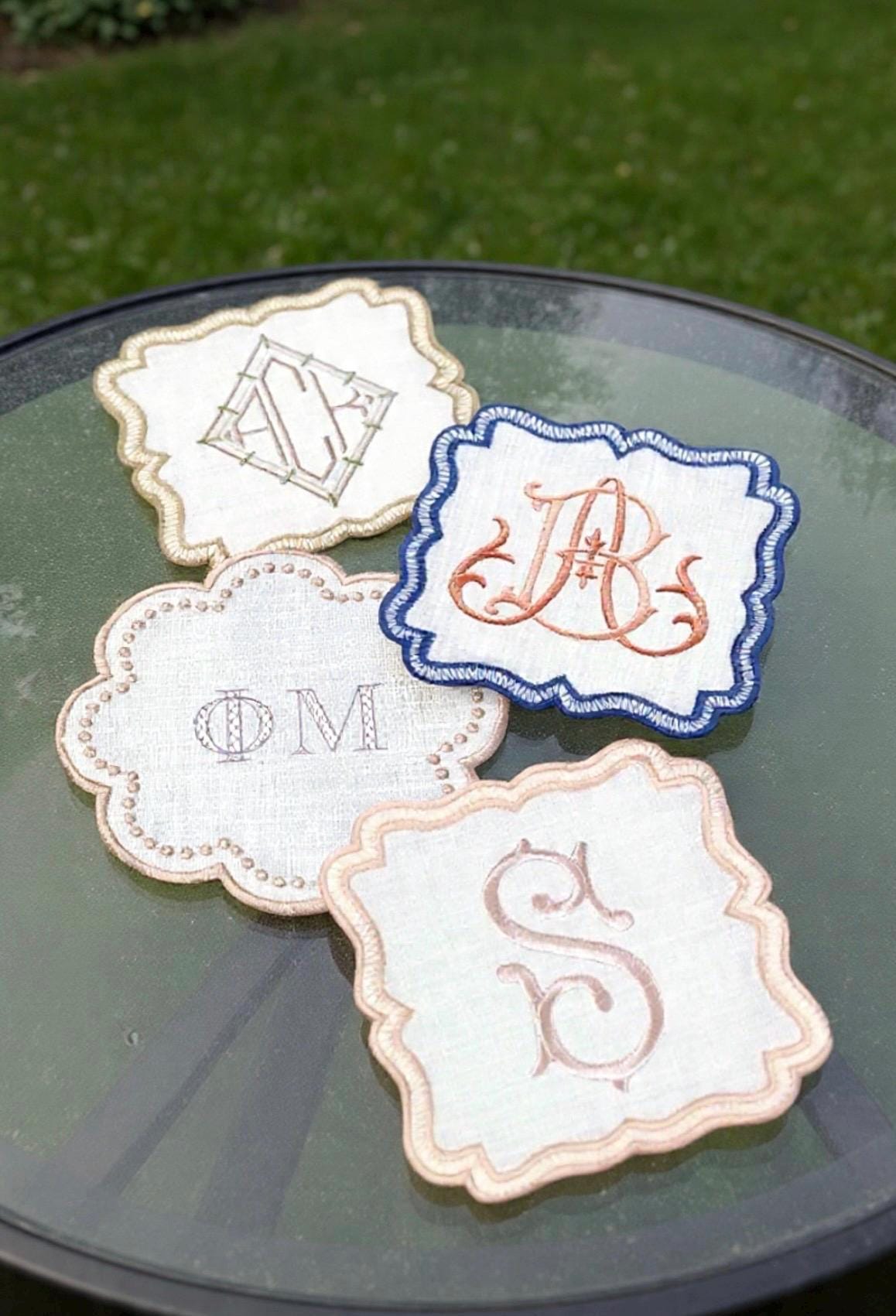 Monogrammed Scalloped Edge Cocktail Napkins Coasters housewarming Embroidered host gift brodées Serviette en lin Aperitivo coasters