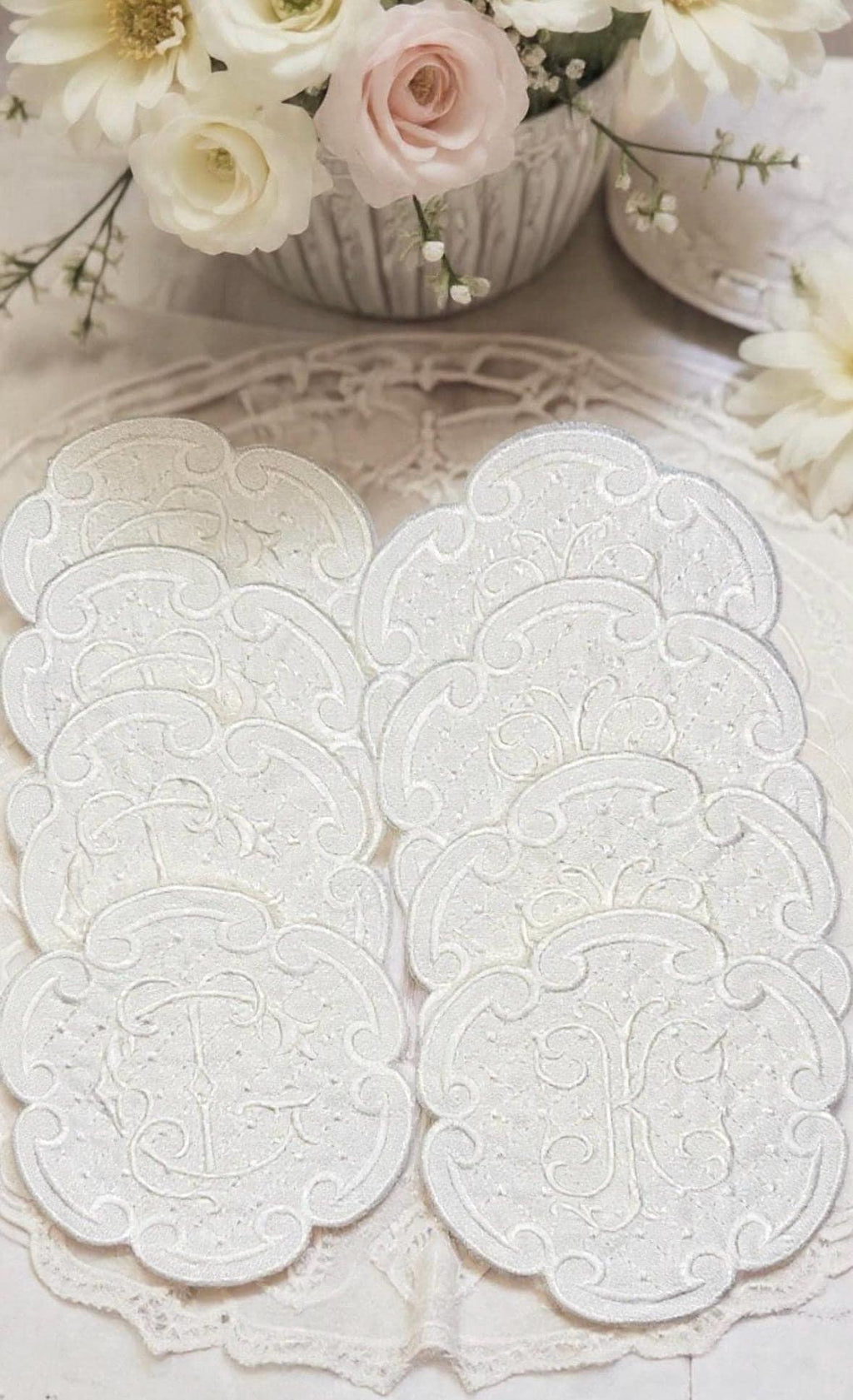 Monogrammed Scalloped Edge Cocktail Napkins Coasters housewarming Embroidered host gift brodées Serviette en lin Aperitivo coasters