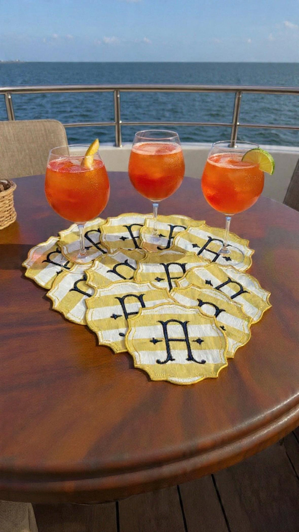 Monogrammed Scalloped Edge Cocktail Napkins Coasters housewarming Embroidered host gift brodées Serviette en lin Aperitivo coasters