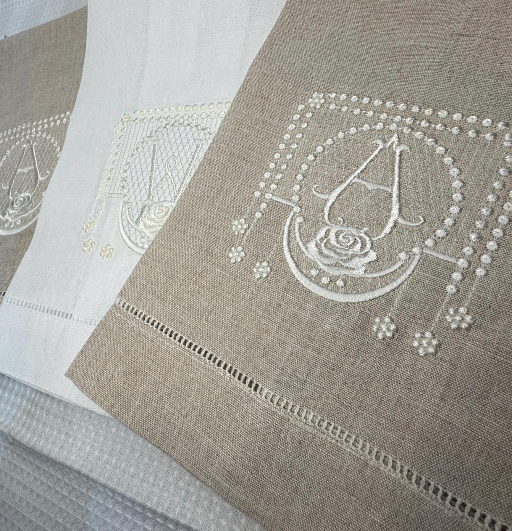 Embroidered Personalized Towel Monogramed fingertip linenTowel roses embroidery Serviettes de Toilette brodée personnalisées monogramme