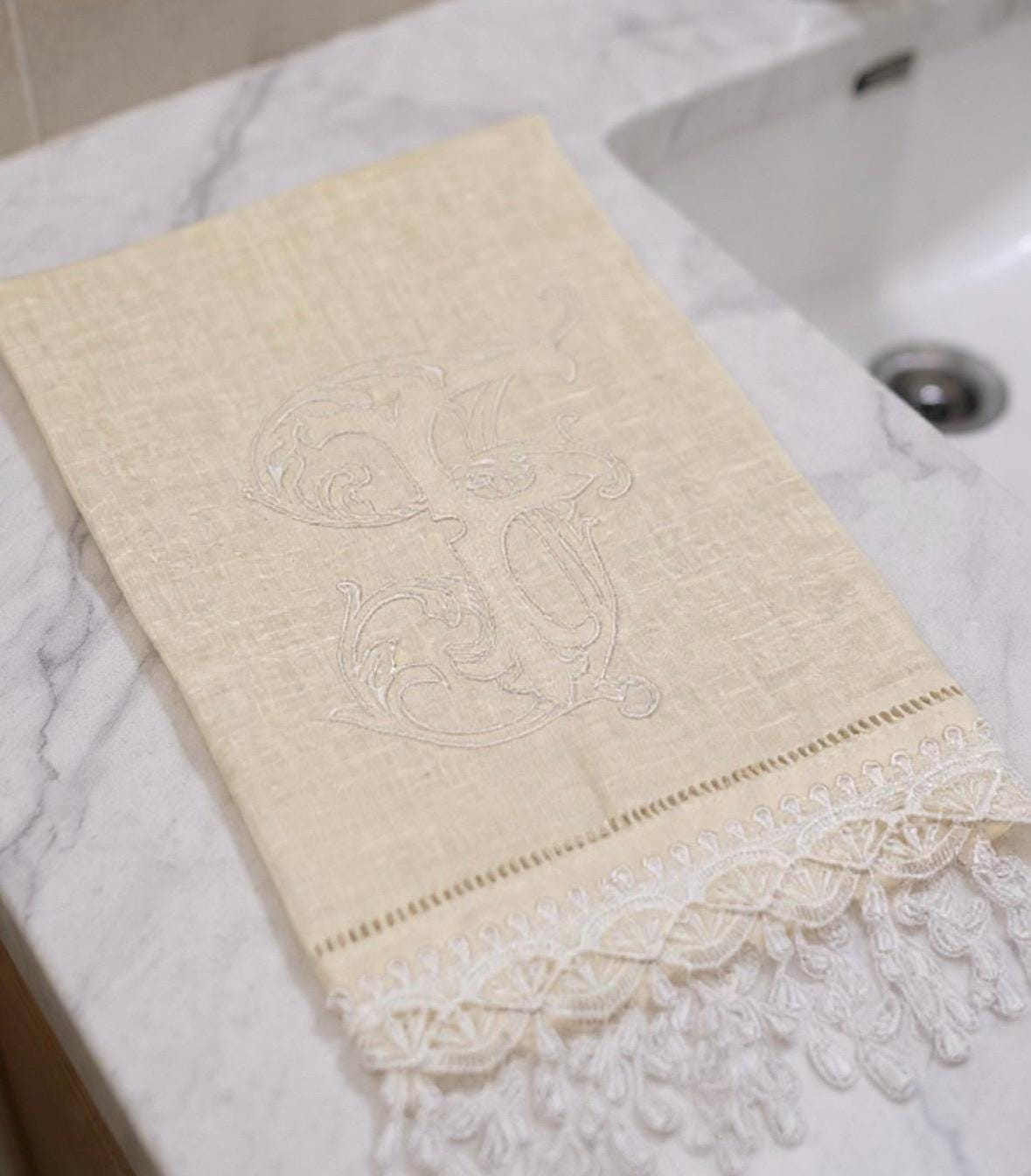Embroidered monogram Towel personalized fingertip Towel Serviettes de Toilette brodée personnalisées monogramme